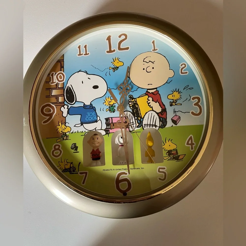 Vintage Peanuts & Friends Wall Clock with figures Charlie Brown Snoopy Rare